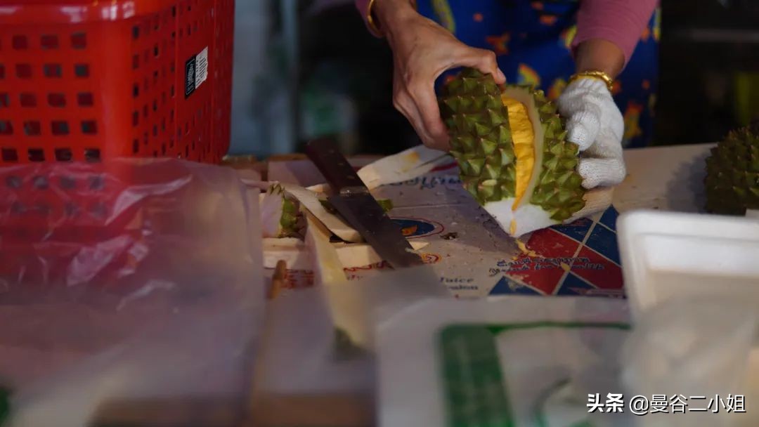 还吃啥榴莲自助?来泰国路边摊吃榴莲,100块钱管饱