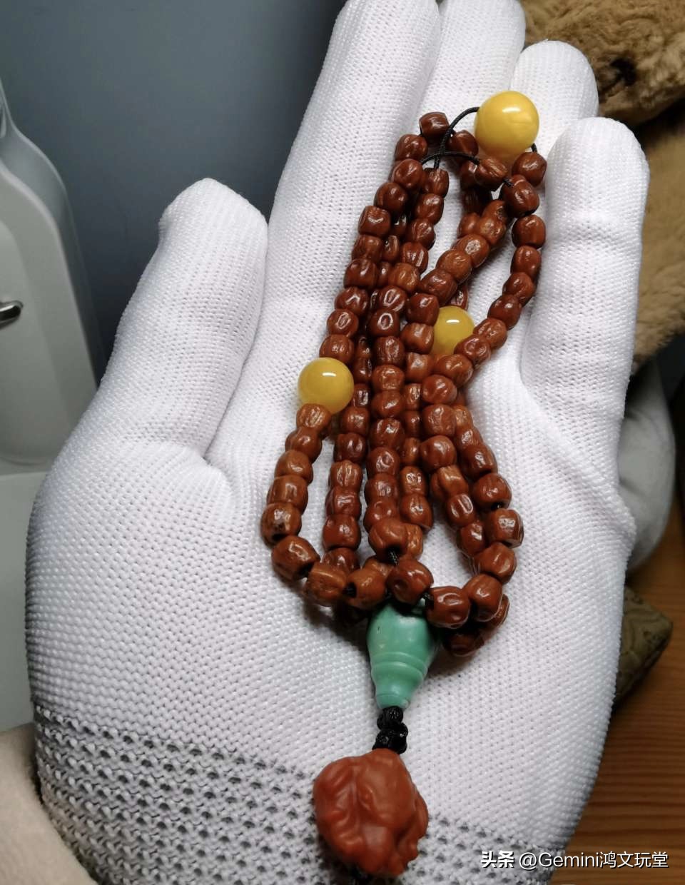 蜜蜡琥珀手串最简单的方法,如何把玩琥珀蜜蜡手串变亮呢