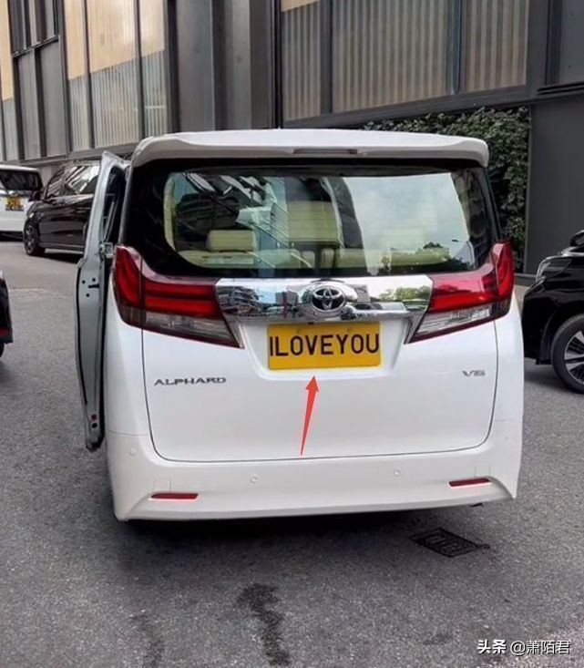 铜锣湾偶遇香港大佬刘銮雄,刘銮雄出门带几个保镖