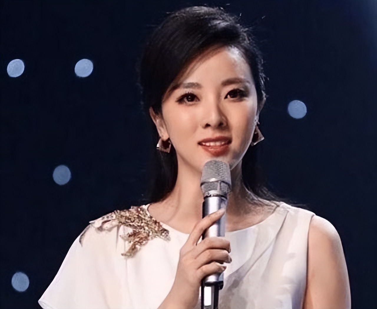 春晚主持人董卿周涛朱迅李思思,春晚主持人董卿朱迅周涛