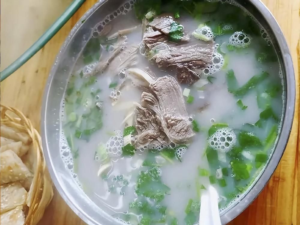 白汤单县羊肉汤正宗做法全过程,品味鲜正宗单县羊肉汤
