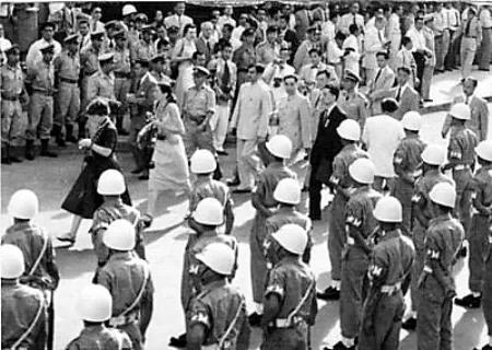 1955年，万隆会议给周总理献花的男孩是谁？后来帮了中国大忙