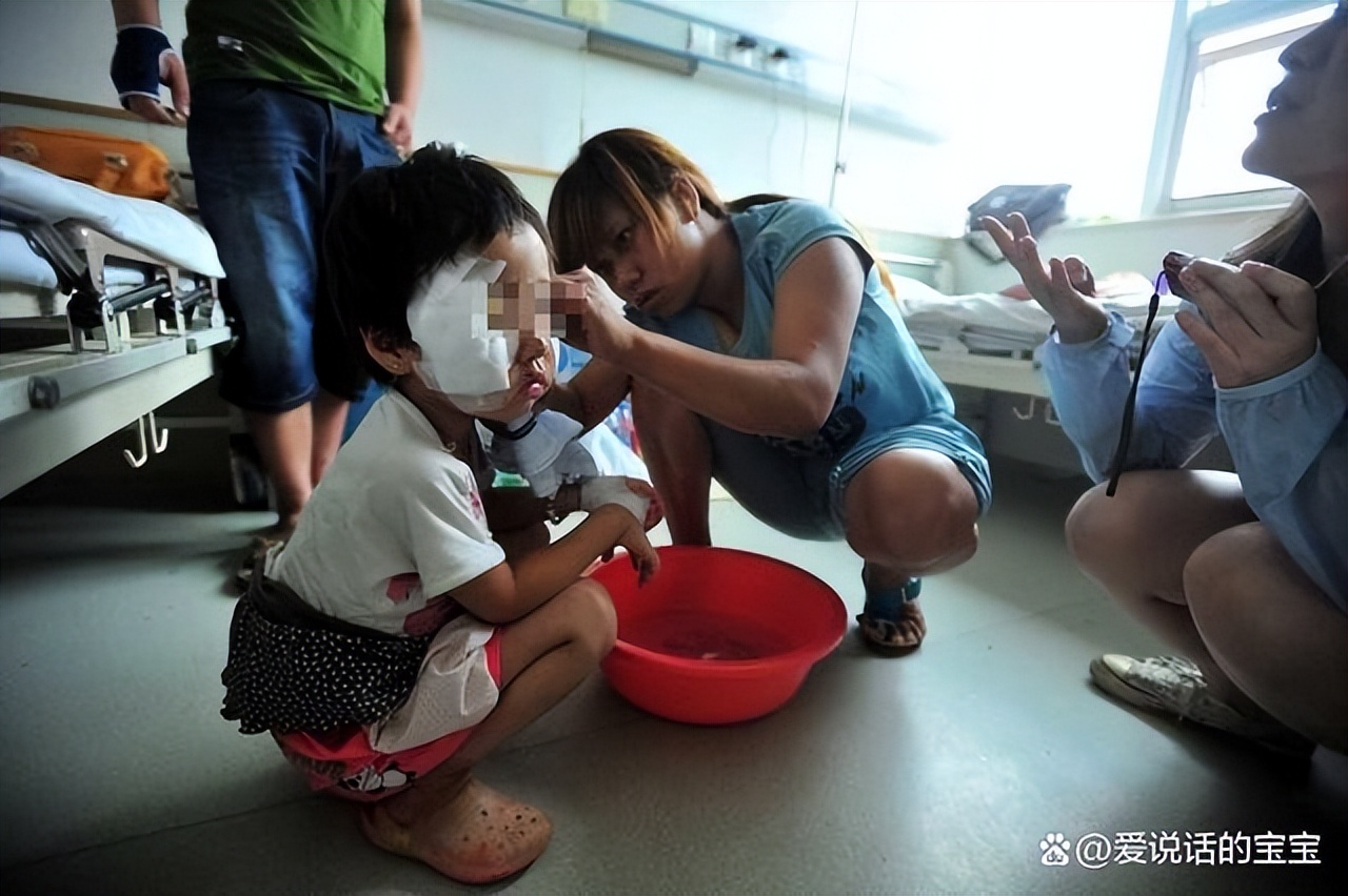 萌娃抓妈妈脸被“反击”,三岁萌娃被教训了