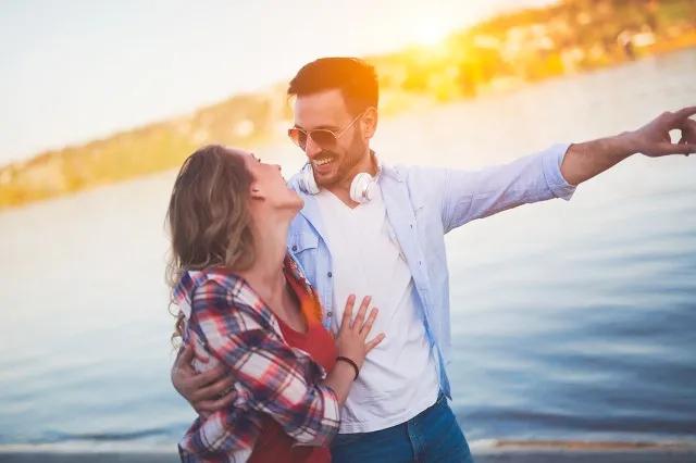 男朋友爱你为你做的十件事,男朋友为你做过8件事说明爱你