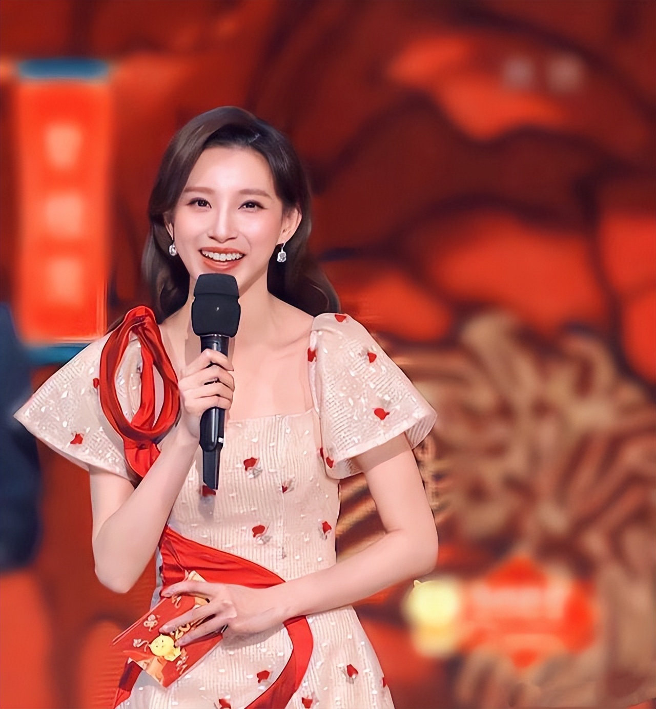 女主持人马凡舒简介,马凡舒央视女主持