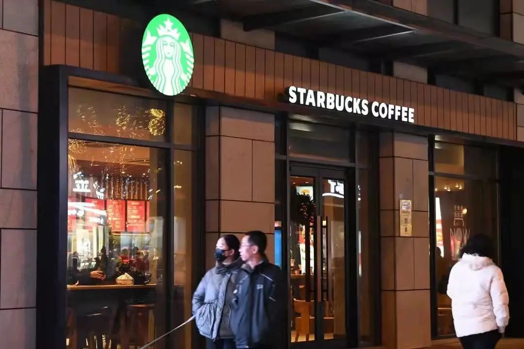 李宁摸着瑞幸过河