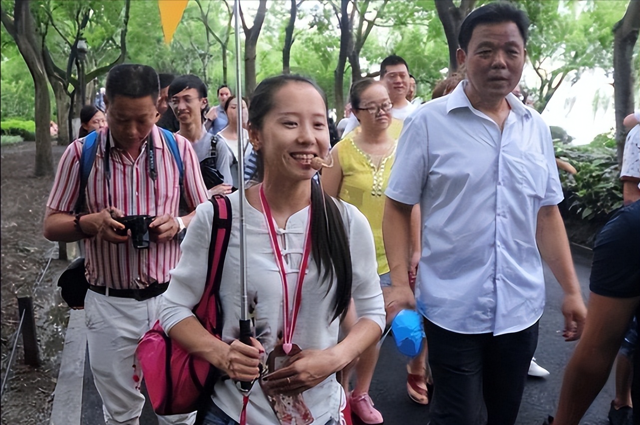 跟团四日游需要带的物品,跟团出去玩五天需要带行李箱吗