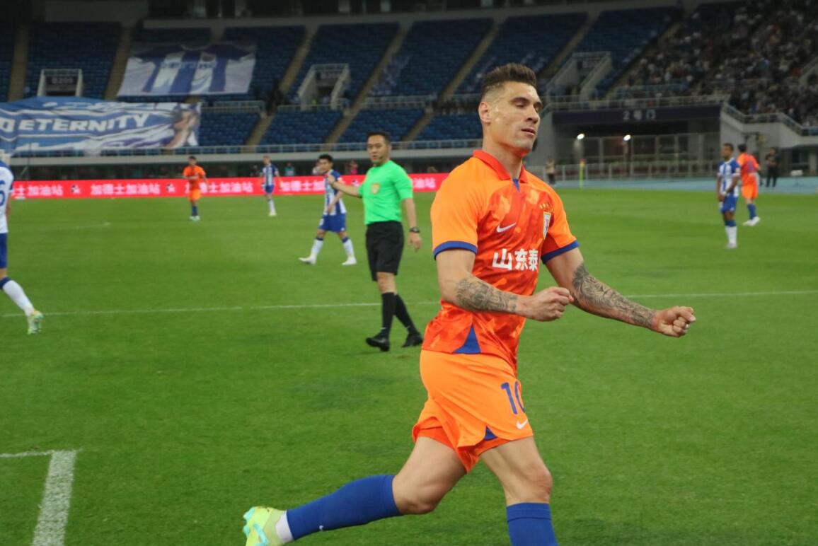 直击津鲁战“混乱”收场，贾德松被裁判追着出红牌，一人又引冲突