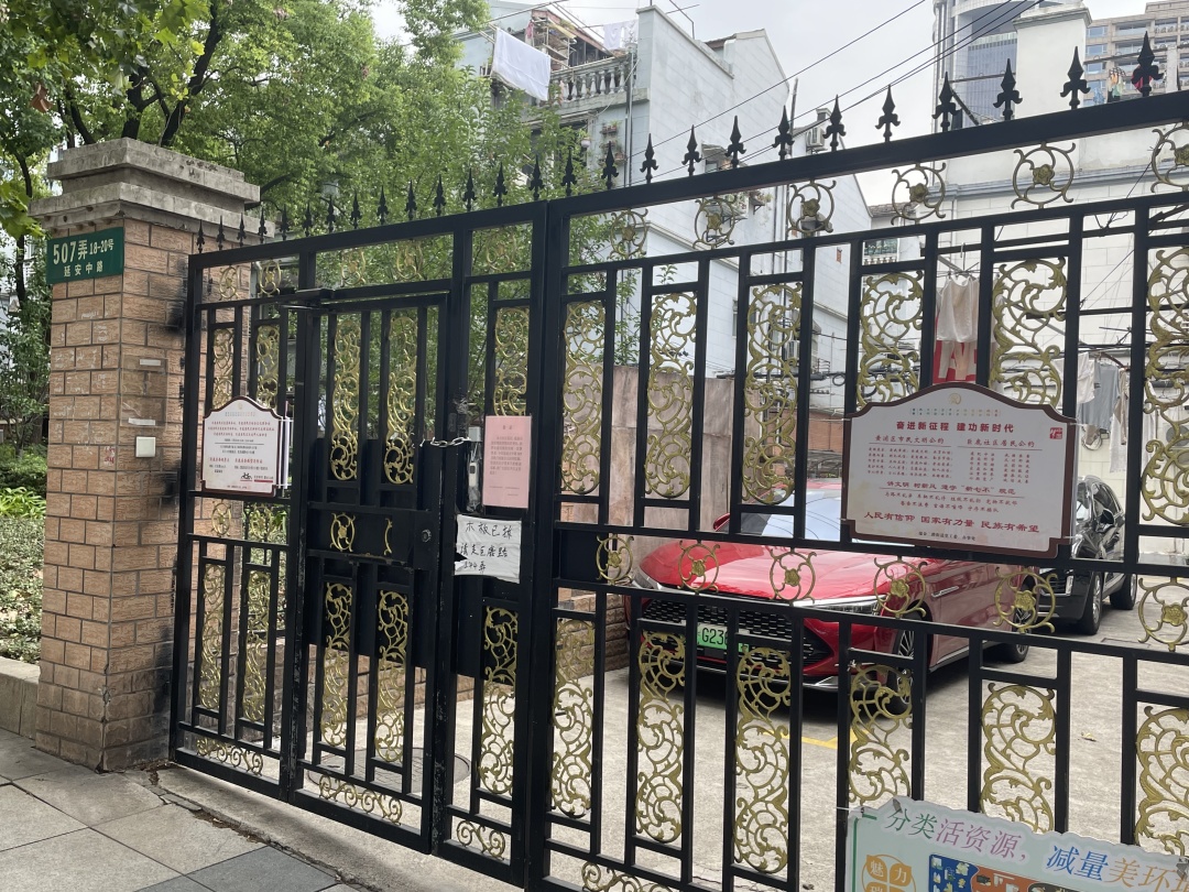 不开不开，沪上一小区边门就是不开！铤而走险，居民们“铁尖跨栏”