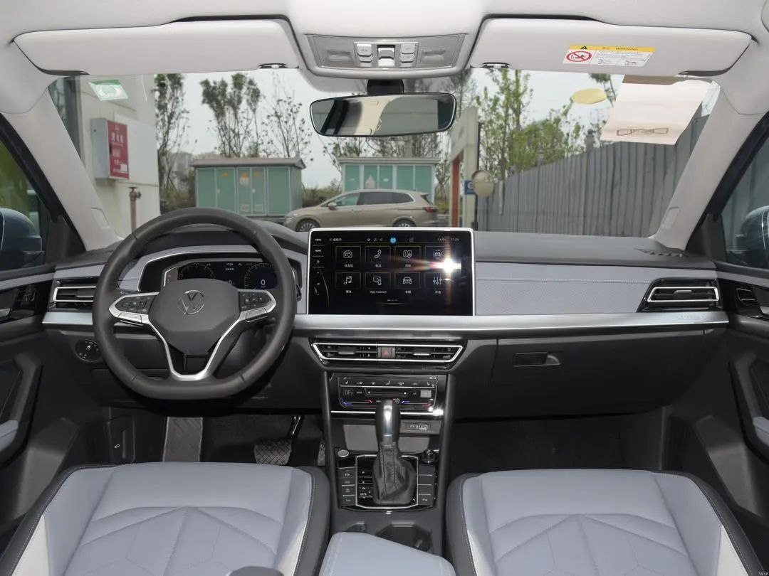 新款朗逸星空跟帕萨特,新朗逸2023款1.5t落地价格