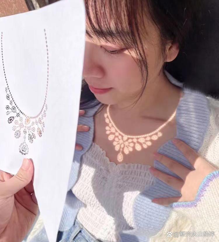 男子花费两天为女朋友做项链,男子耗时两天给女朋友做项链