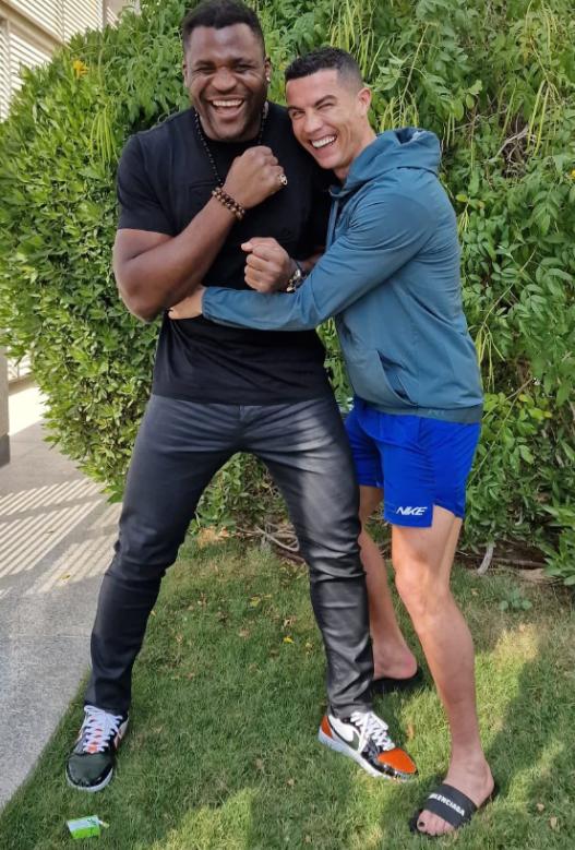 C罗涂黑色脚趾甲引全网热议！但他真的是做美甲吗？