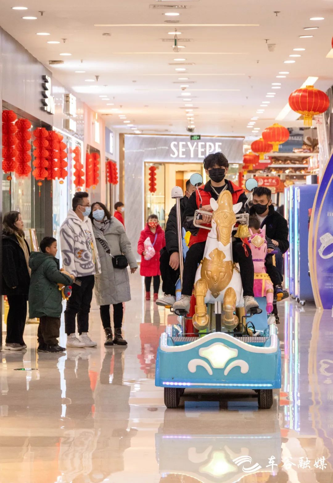 华灯盛景冰雪季“燃”动车谷最“靓”中国年