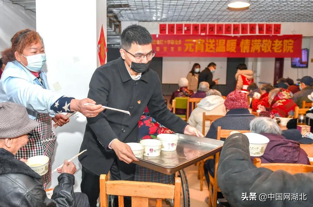 老年人摔到骨质疏松怎么治,老年人摔跤股骨颈骨折怎么办