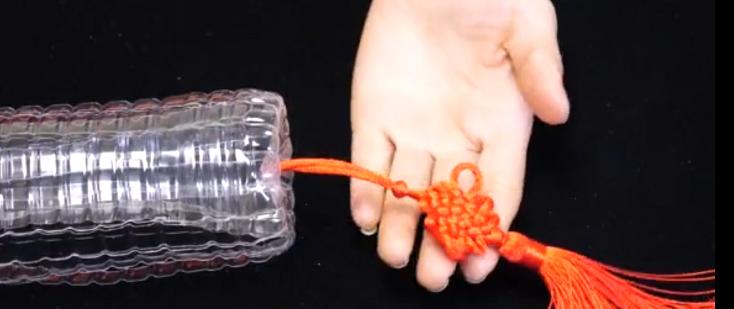 塑料瓶开一个小孔放入一个气球,塑料瓶里面套个气球