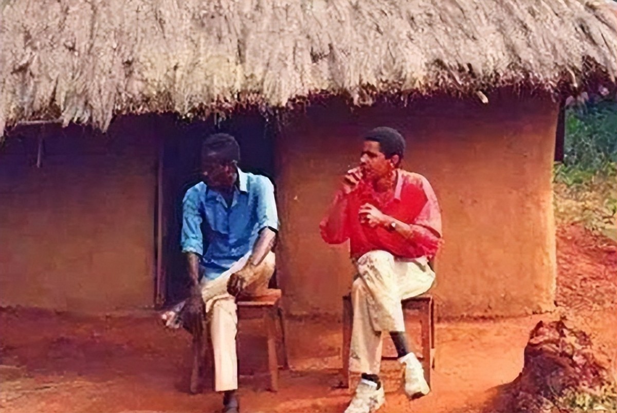 奥巴马第一次回非洲老家：帮祖母扛大米，和兄弟坐在田里喝酒