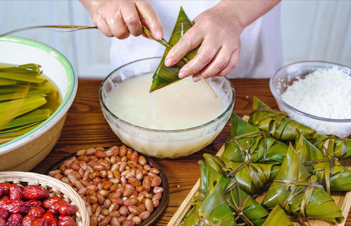 煮粽子用冷水还是热水更美味,煮粽子需要凉水下锅吗