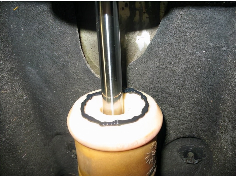 奥迪减震器冷车响热车不响,奥迪车减震缓冲胶坏了什么现象