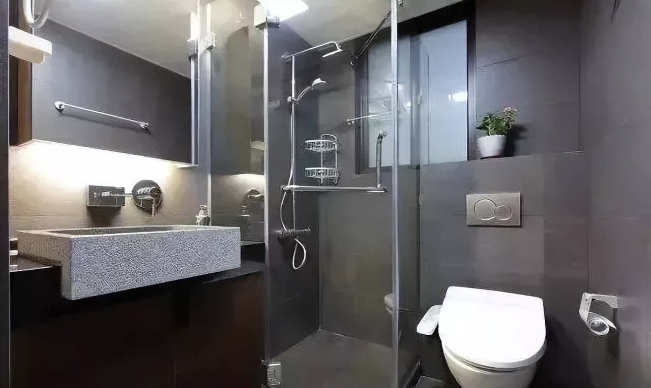 卫生间一洗澡就到处都是水怎么办,卫生间地板冒水怎么处理