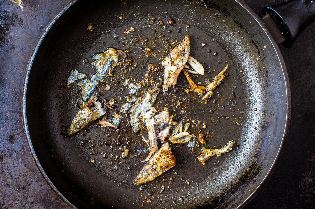 油炸的油如何去黑渣,油炸过的油怎么处理才会清