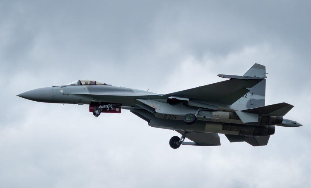 伊朗人对歼20模型爱不释手!F14过时了,中国装备顶用,换歼10很合适