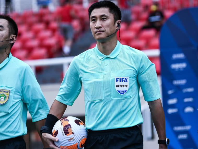 马宁判罚引发球迷热议,马宁被球迷骂后反应