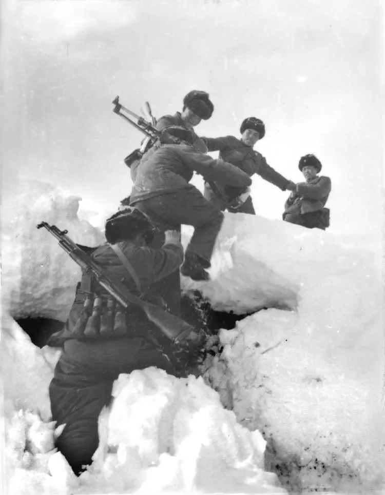 1975年，查果拉军民座谈会。吉汝乡主任直夸：金珠玛米亚古都！