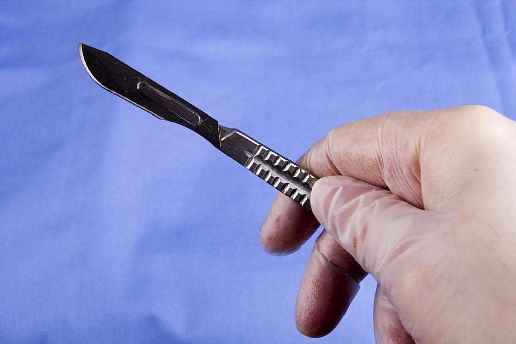 女护士遭医生强奸,联合男友将其当街砍死,死到临头为何高兴落泪