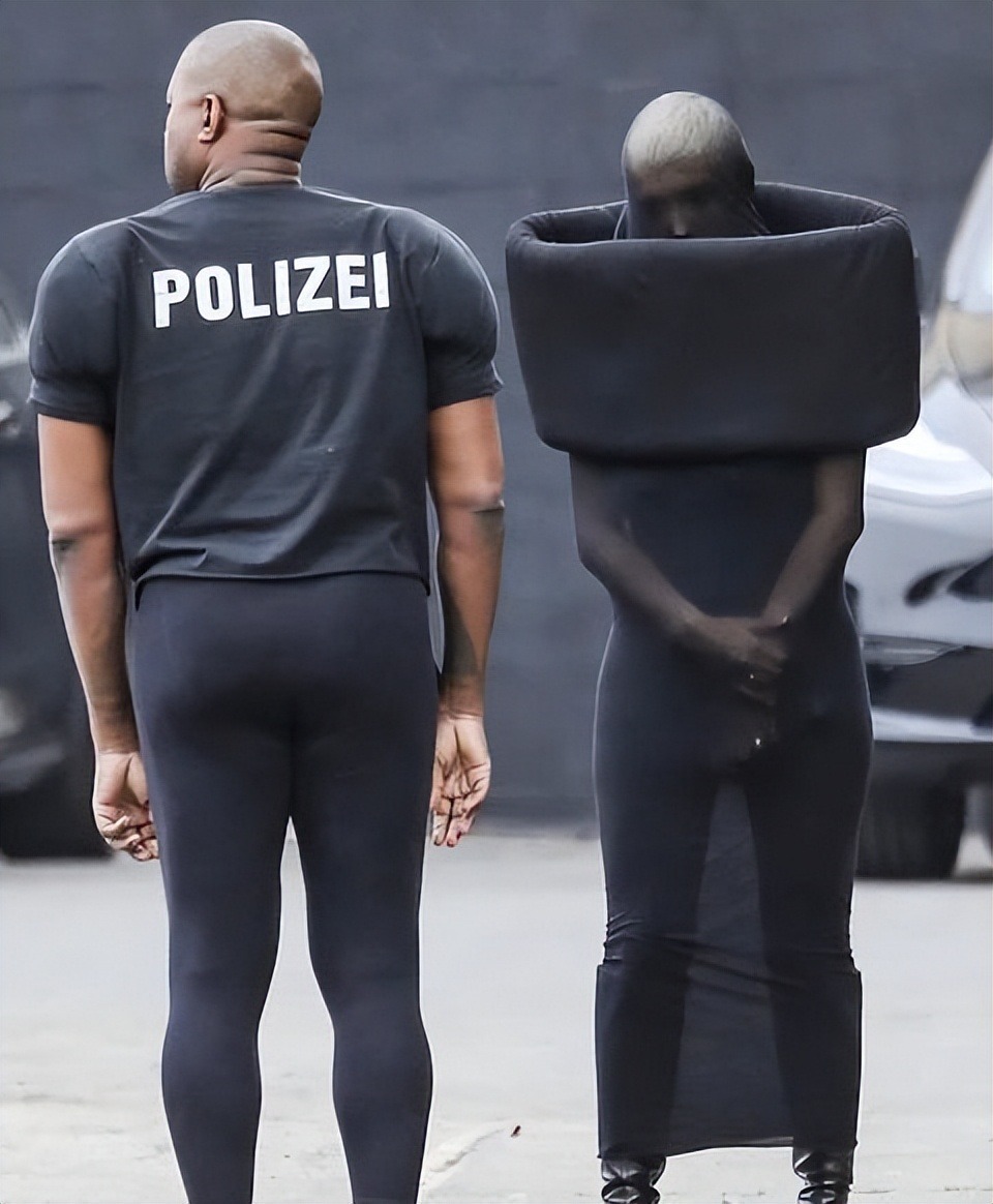 金卡戴珊穿婚纱亮相侃爷演唱会,金卡戴珊穿500万礼服视频