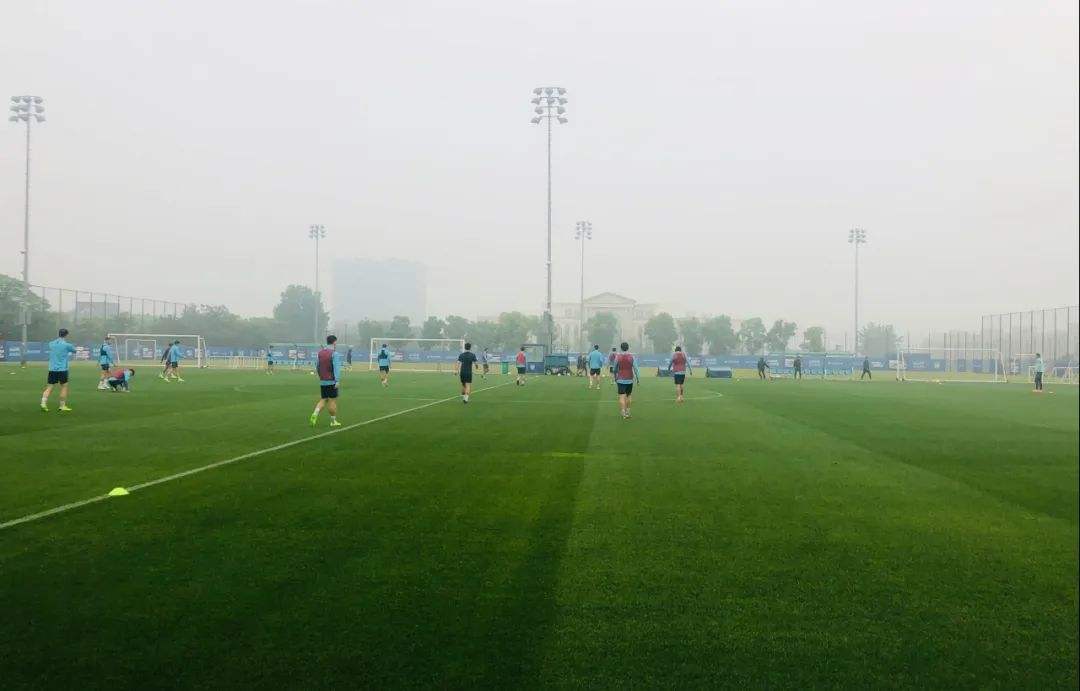 学校人造草坪的优缺点,为什么现在学校都用假草坪