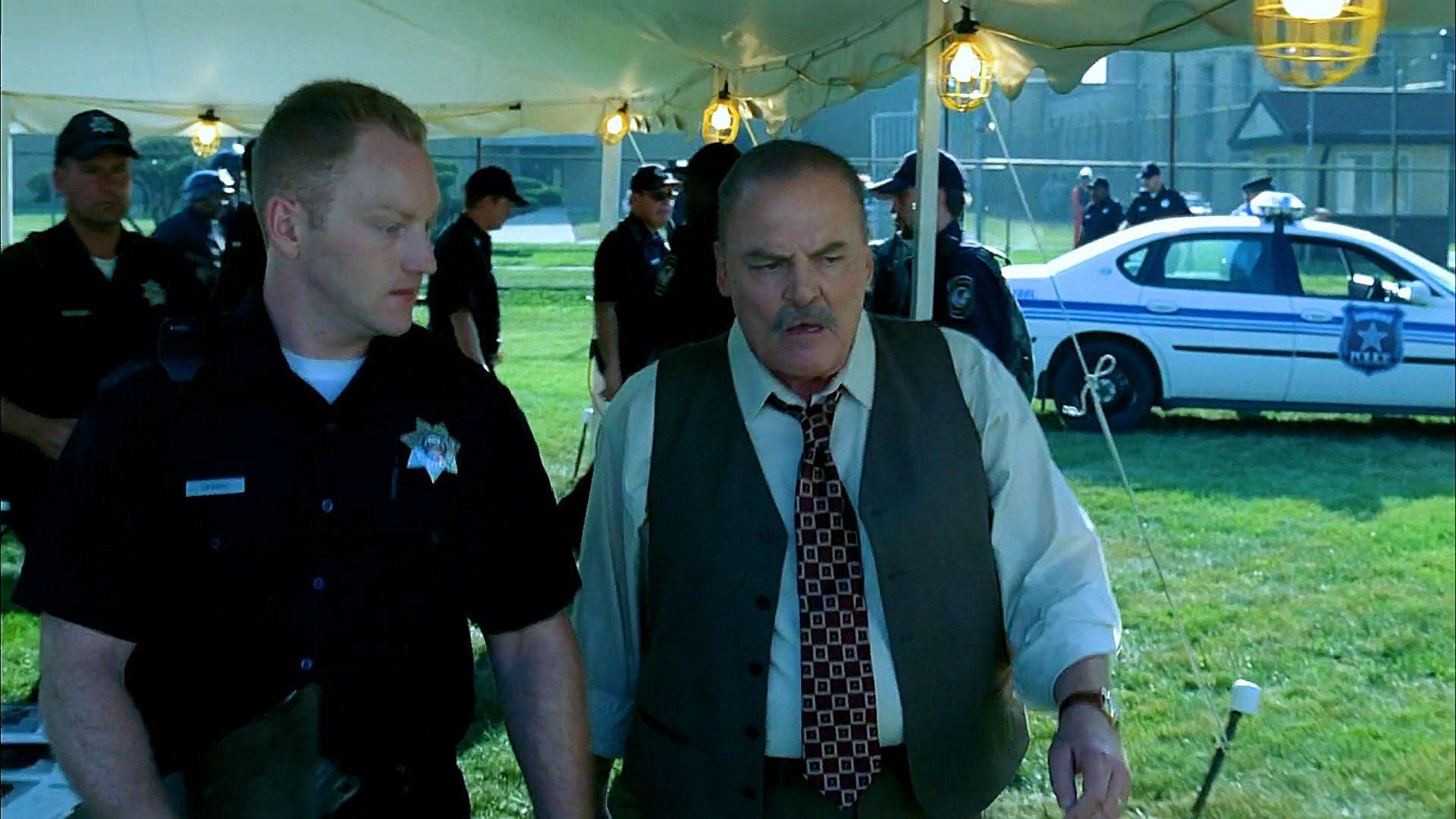 越狱7：监狱*乱暴**囚犯失控，迈克不惜暴露计划，从逃生通道救萨拉