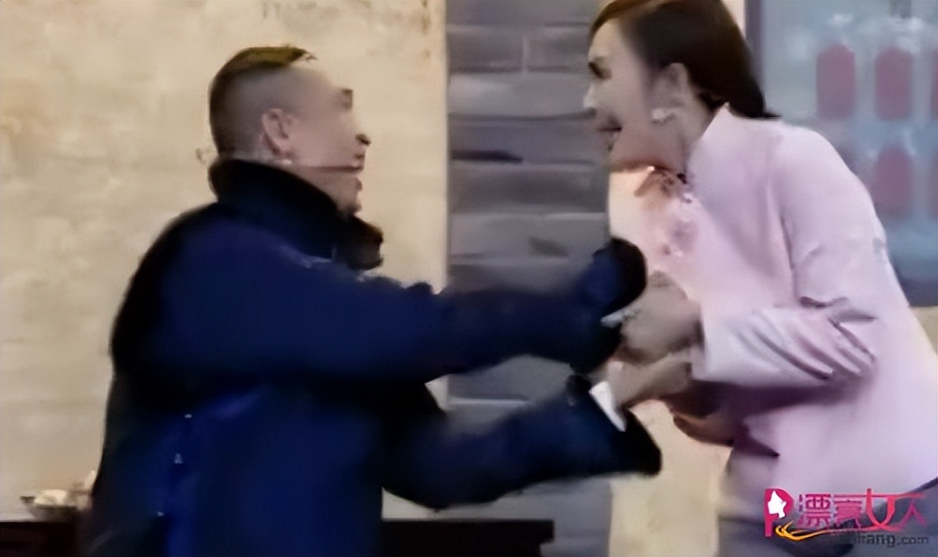 假借拍戏之名公然“揩油”,摸胸、抓臀、脱外衣,该管管了