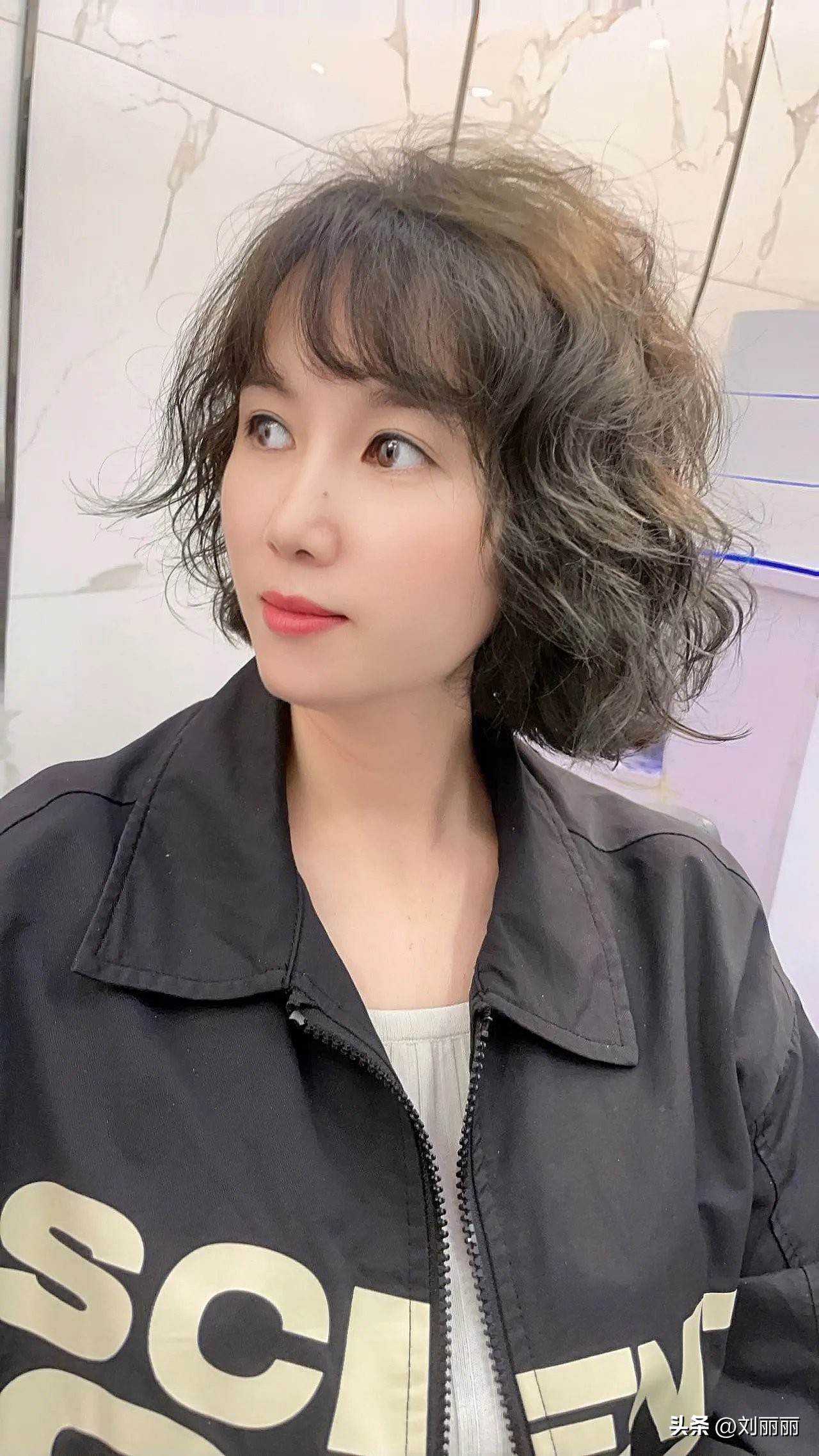 女士中短适合烫什么发型,女士碎发中短发型