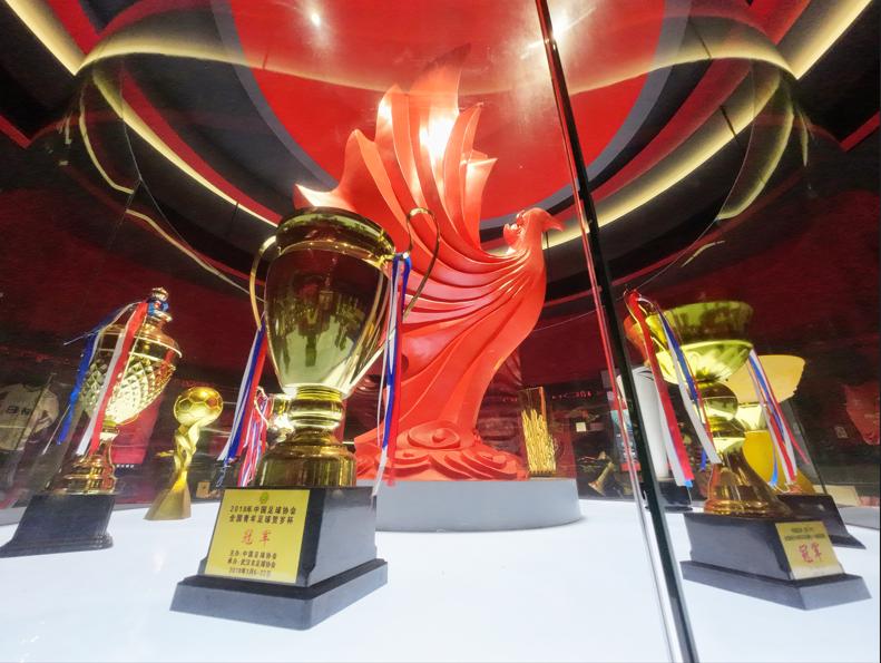 为球迷设计的产品,白玉碗球场和虹口足球场