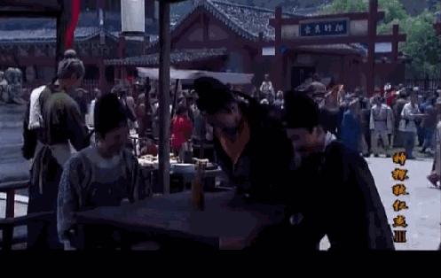 洒枸杞假装喷血、演尸体玩手机，这些穿帮镜头好敷衍，个个离谱