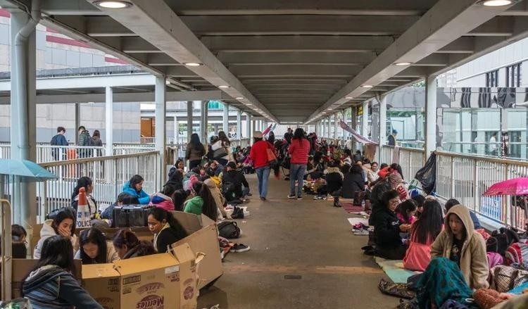 性剥削、生育工具、母职,享誉世界的菲律宾女佣实际上有多惨?