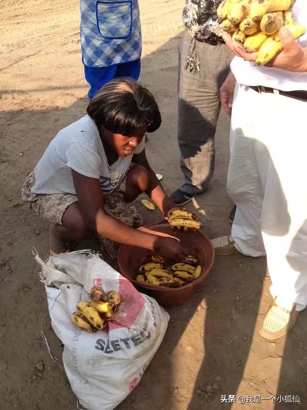 黑人女人在我们公司门口卖百香果（我在非洲安哥拉的日子302）
