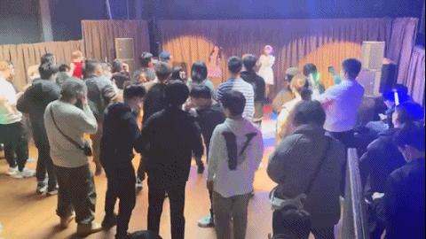 月薪不过万的北京打工人,周末偷偷做「偶像」赚钱