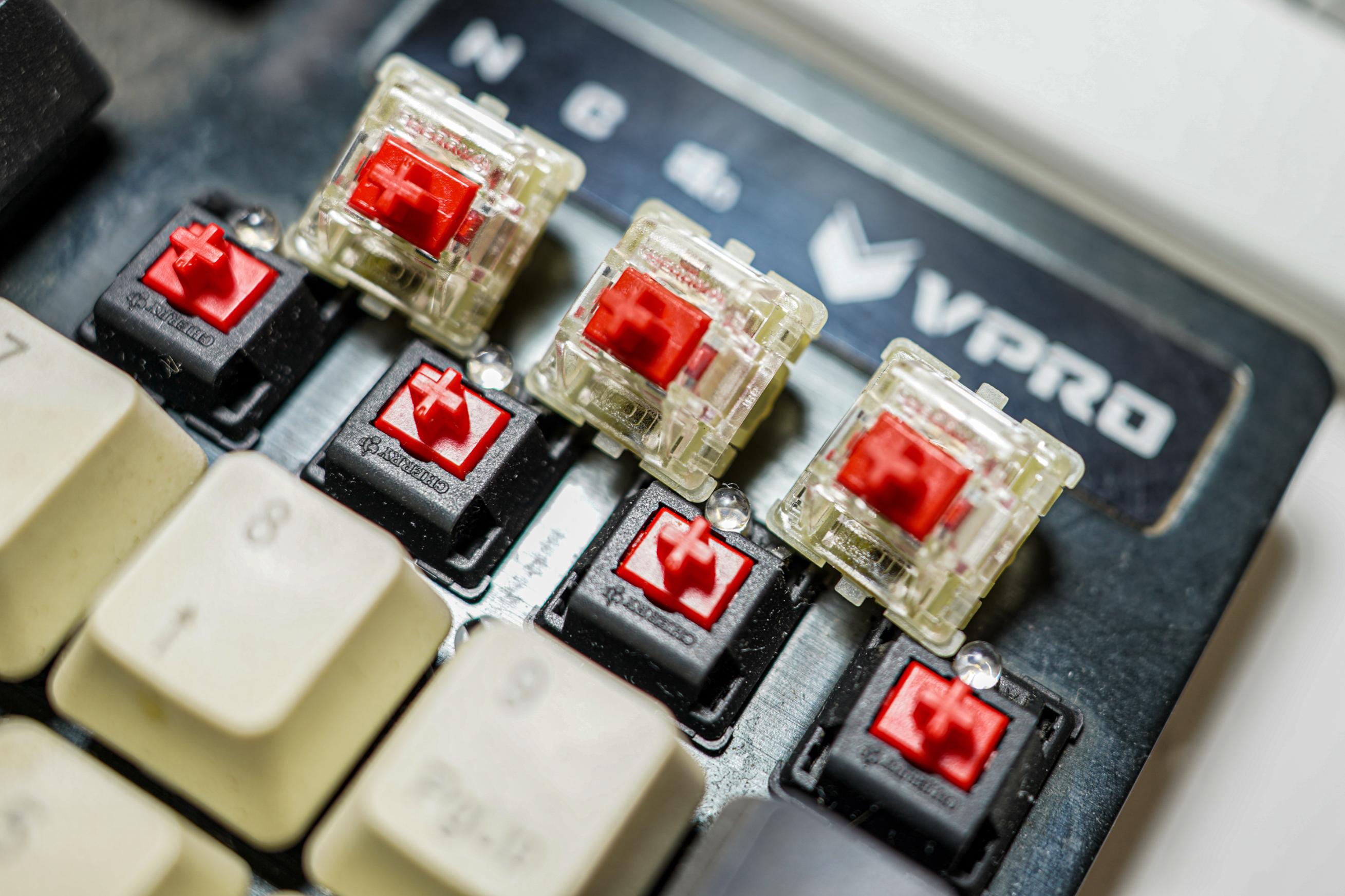 cherry轴入门机械键盘推荐,cherry键盘银轴和茶轴对比