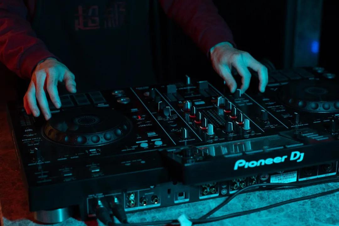 livehouse鐜板満鍚瓕姘涘洿,livehouse闊充箰鐜板満鎵撴灦