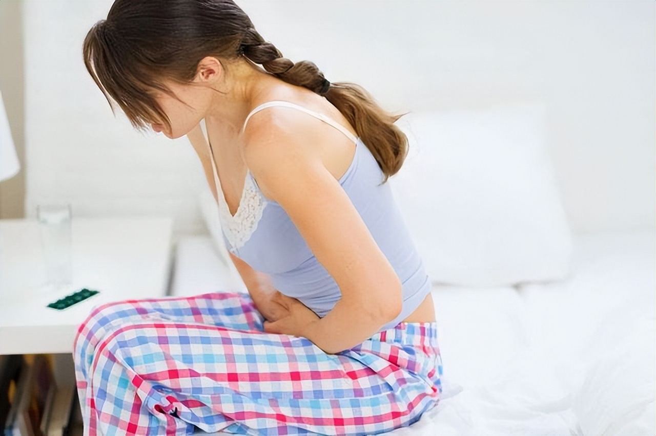 女生来例假时，突然流出的一股血块，是身上的肉吗？看完涨知识了