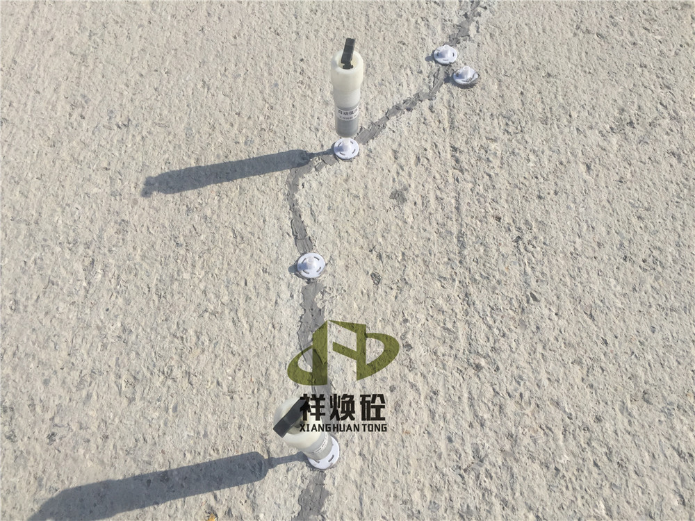 新浇筑的路面砼有小裂缝,混凝土地面裂缝最好的修补方法