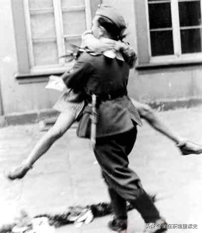 法国女人主动献身纳粹留下20万混血儿，战后遭本国男人疯狂报复