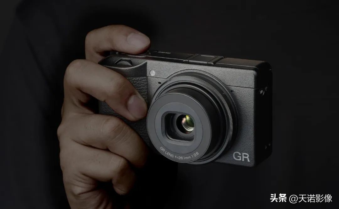 理光GRⅢGRⅢx为什么要双持?