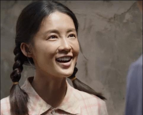 干瘪黑瘦，一口假牙，这就能演“村花”？观众表示越看越觉得假