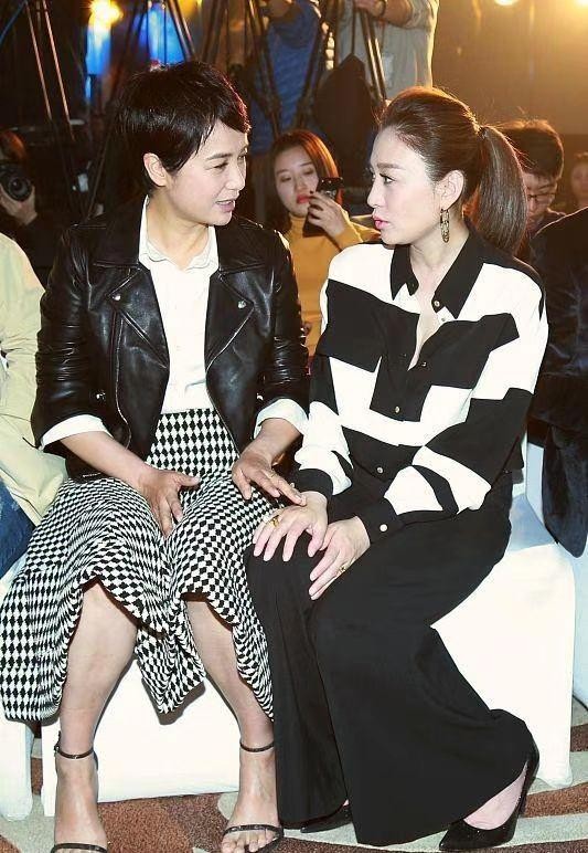 李小冉和蒋雯丽对话,42岁李小冉惊艳亮相