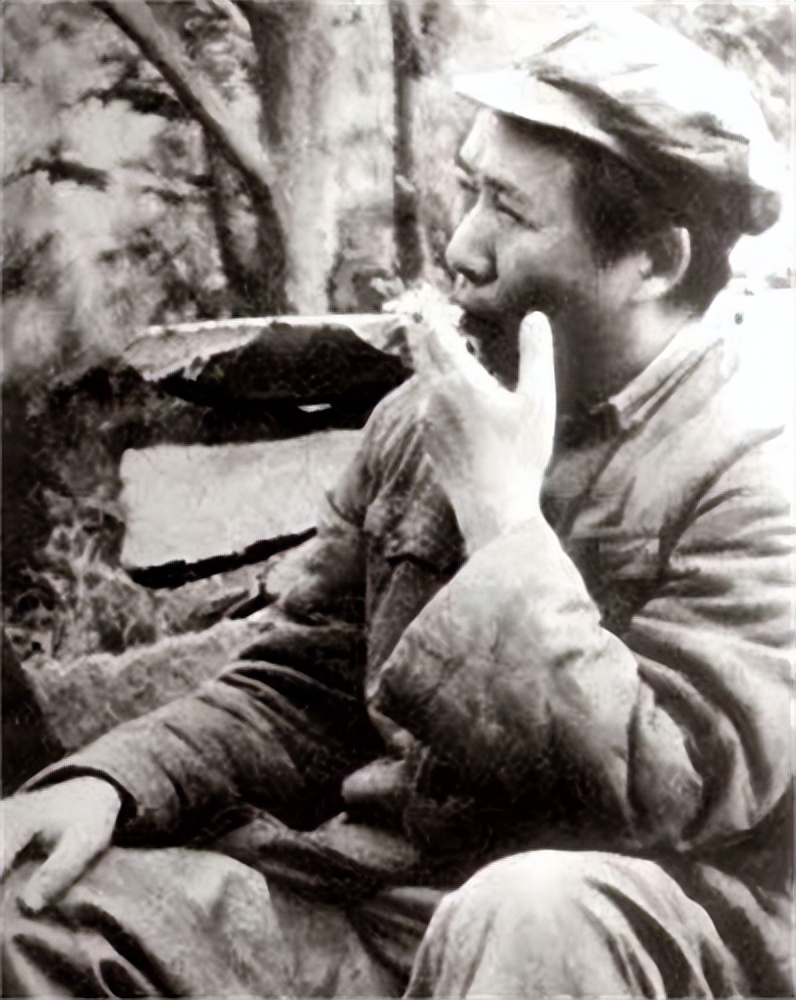 1936年，邓华缴获五箱白金龙烟，只给主席一支，毛主席：财不外露