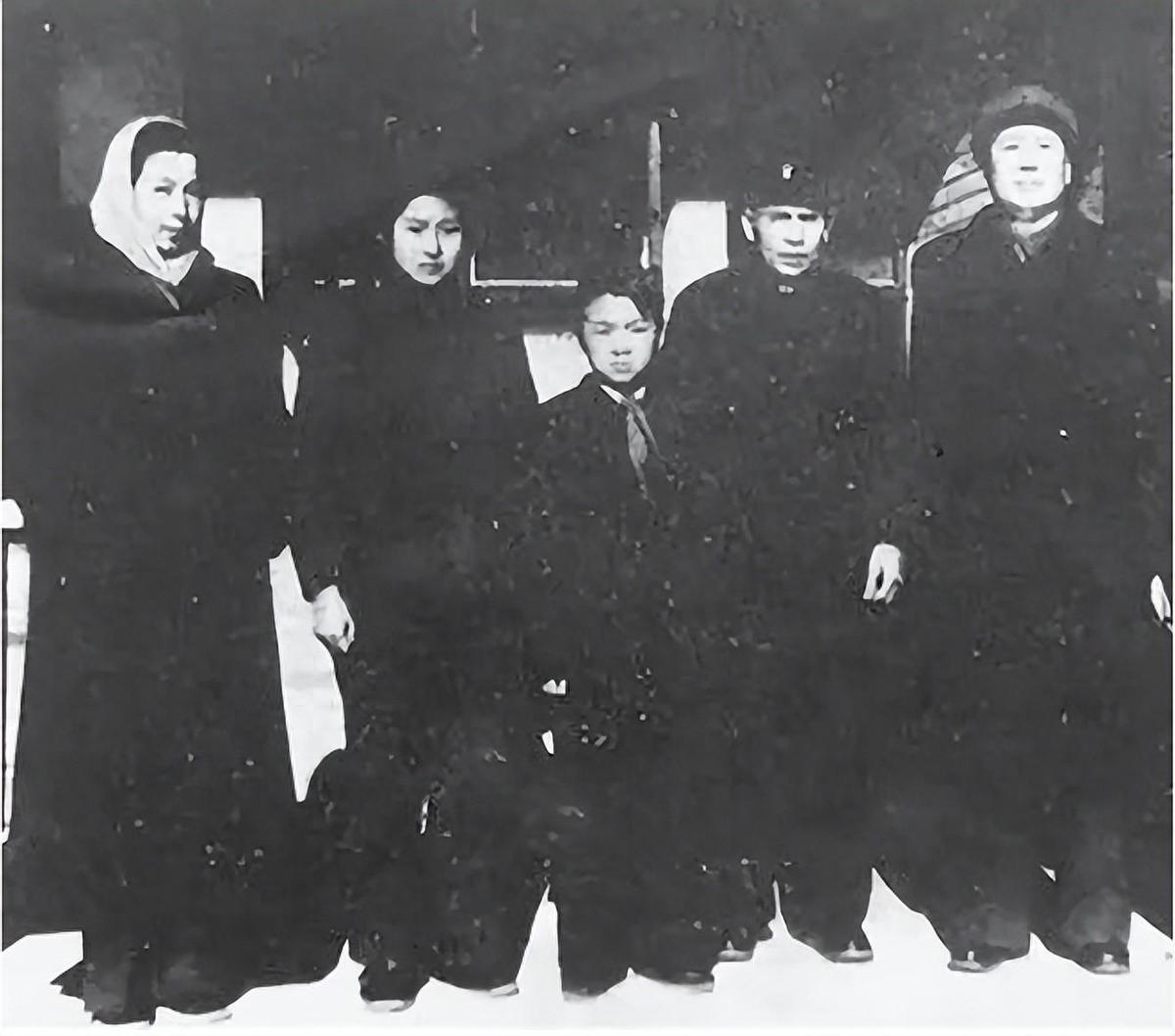 30张日本大*杀屠**罪行照片，日军闯入民宅祸害妇女，这就是罪证2