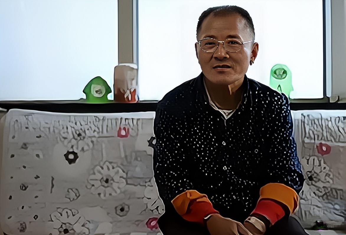 “异装癖”大喜哥：捡垃圾20年，只为还清18万欠款，爆火后怎样了