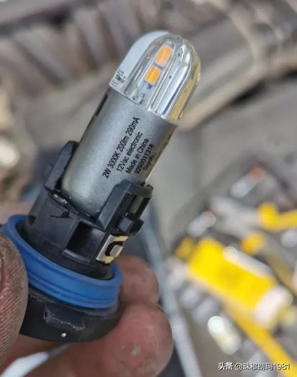 自己动手更换雪铁龙c5转向灯,天逸c5自己更换led灯